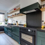 Groene keuken met granieten blad