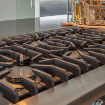 Zwarte_greeploze_keuken_met_exclusieve_viking_apparatuur
