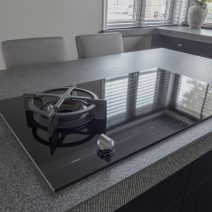 Zwarte_houten_keuken_met_ATAG_inductiekookplaat Zwarte_houten_keuken_met_ATAG_inductiekookplaat