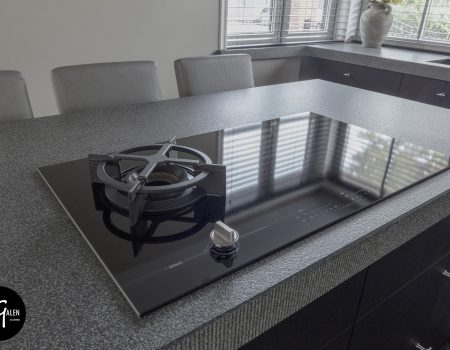 Zwarte_houten_keuken_met_ATAG_inductiekookplaat
