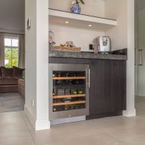 bijkeuken_met_granieten_werkblad_met_gebeitelde_randen_en_Liebherr_wijnkast bijkeuken_met_granieten_werkblad_met_gebeitelde_randen_en_Liebherr_wijnkast